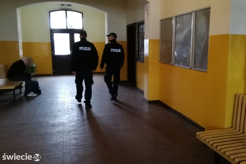Policja sprawdza pustostany, dworce i parki