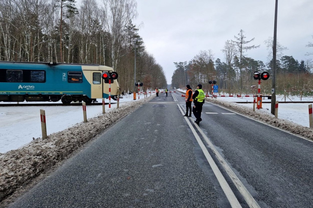 Policja na kolejowym przejeździe w Błądzimiu