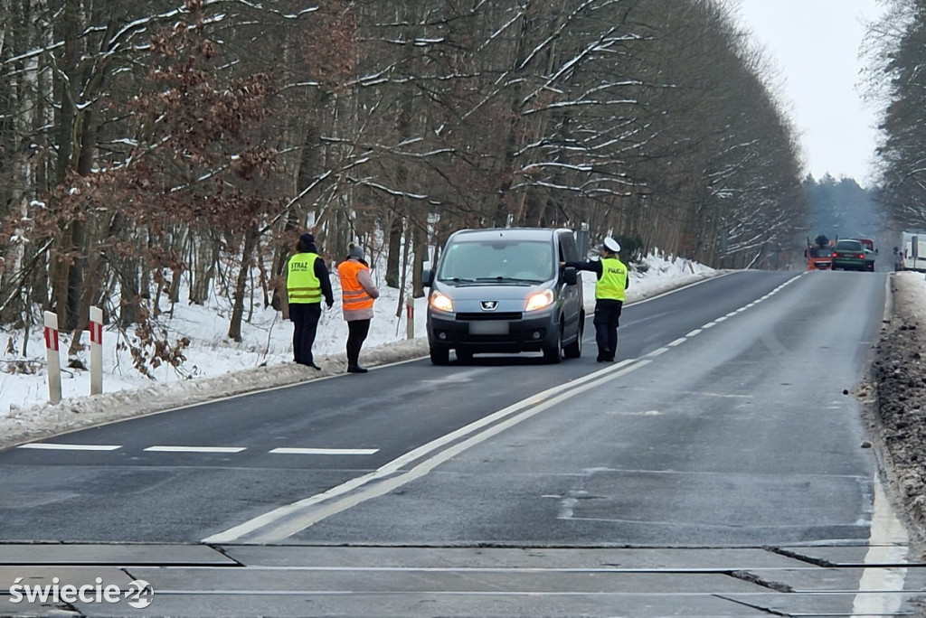 Policja na kolejowym przejeździe w Błądzimiu