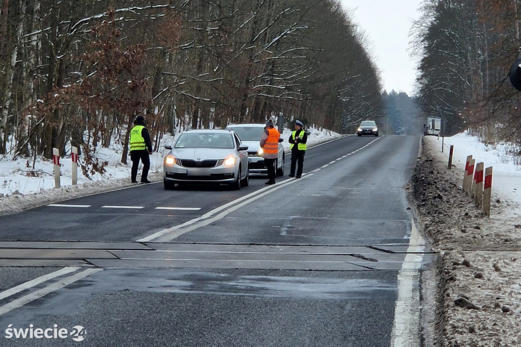 Policja na kolejowym przejeździe w Błądzimiu