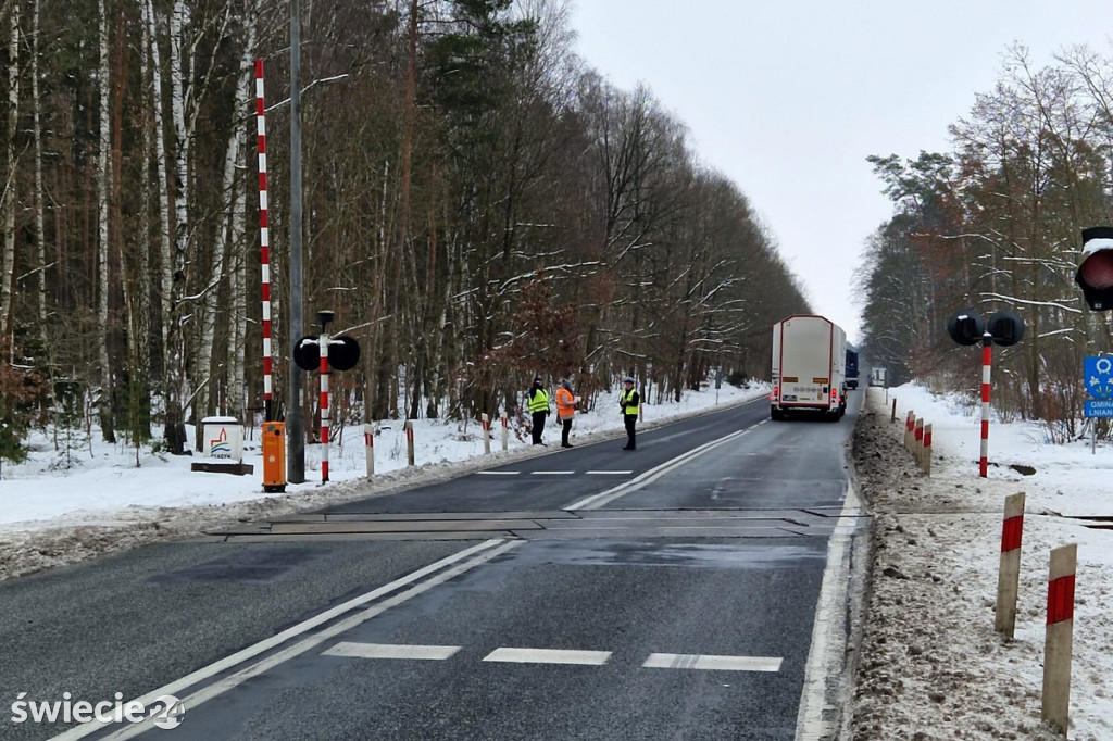 Policja na kolejowym przejeździe w Błądzimiu