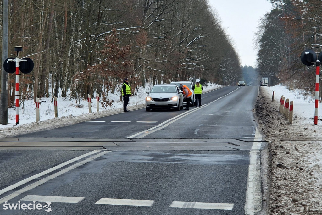 Policja na kolejowym przejeździe w Błądzimiu