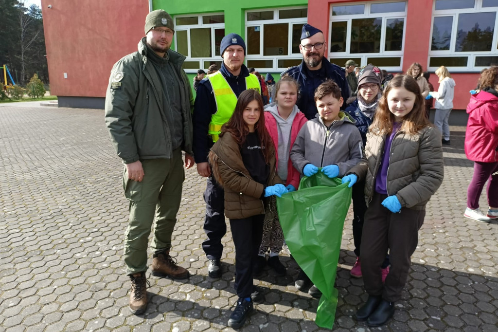 Uczniowie, policja i leśnicy sprzątali las