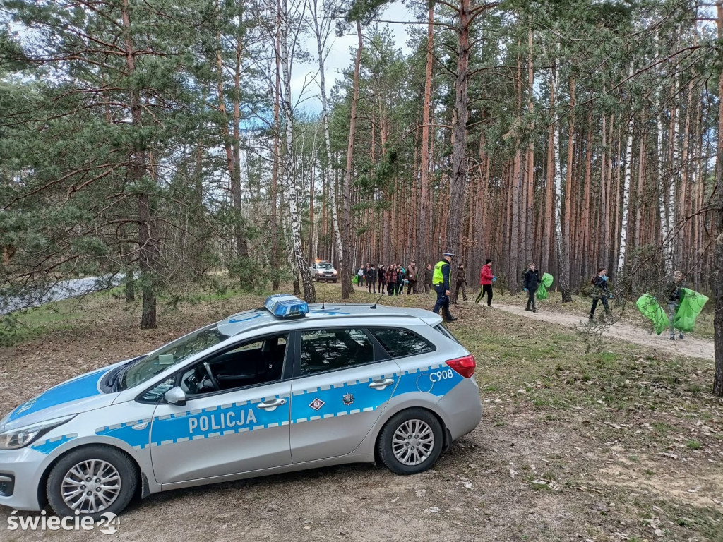 Uczniowie, policja i leśnicy sprzątali las