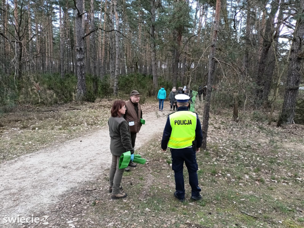 Uczniowie, policja i leśnicy sprzątali las