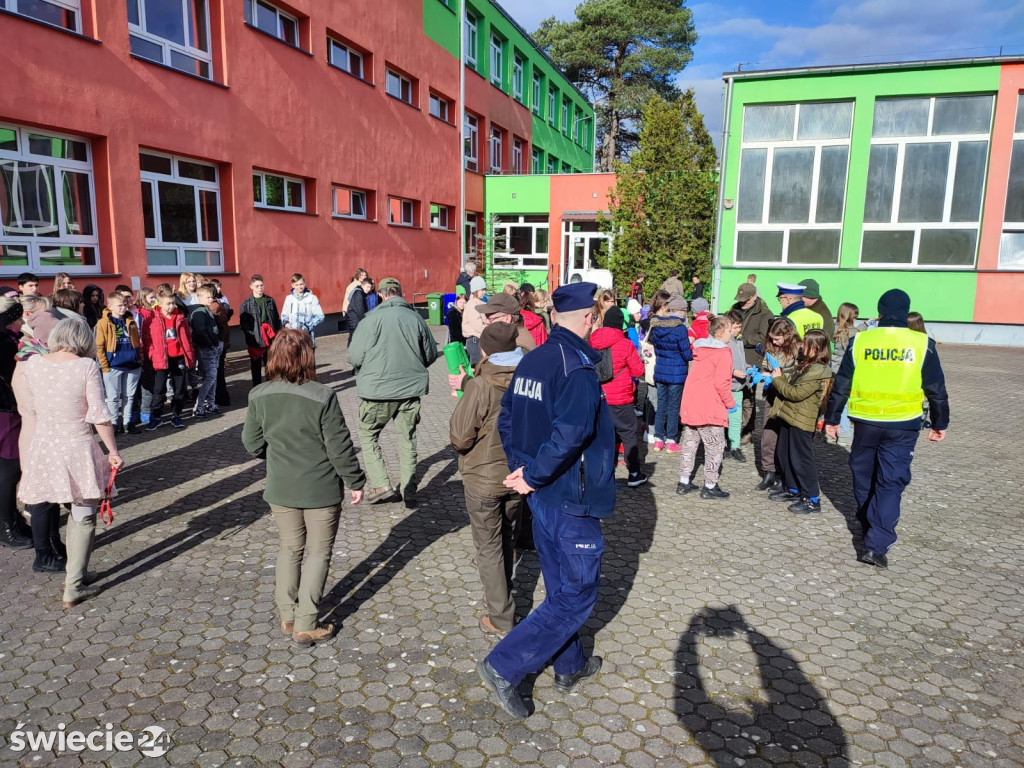 Uczniowie, policja i leśnicy sprzątali las