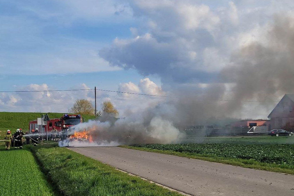 Samochód stanął w płomieniach