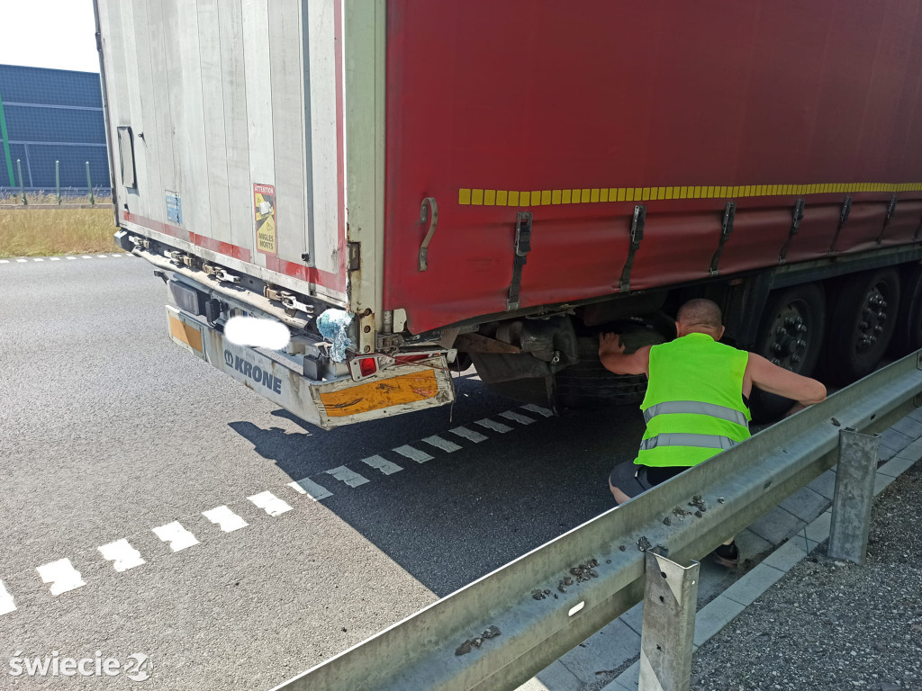 Zderzenie osobowego bmw z ciężarówką na S5