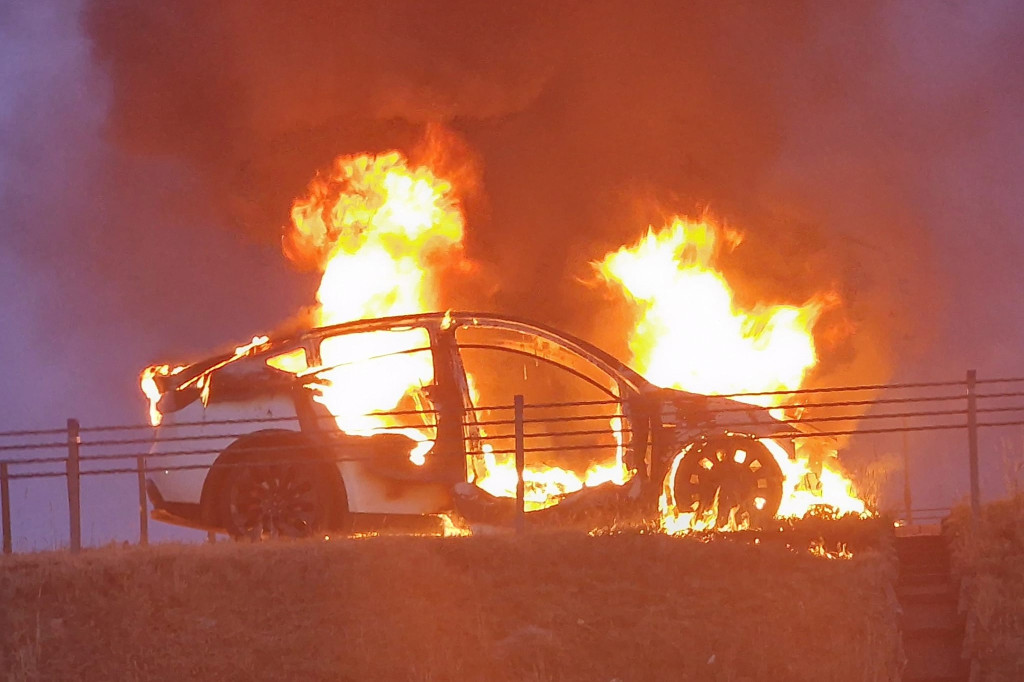 Tesla spłonęła na autostradzie A1