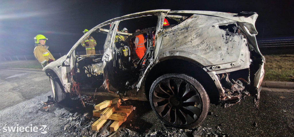 Tesla spłonęła na autostradzie A1