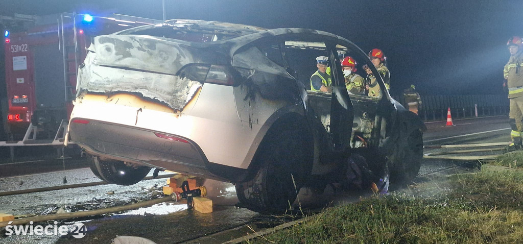 Tesla spłonęła na autostradzie A1