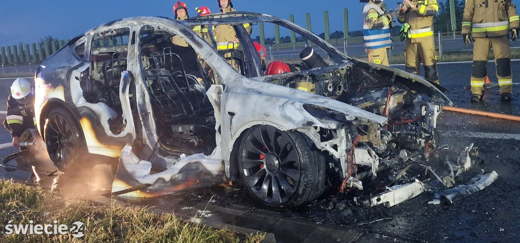 Tesla spłonęła na autostradzie A1