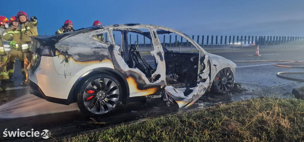 Tesla spłonęła na autostradzie A1