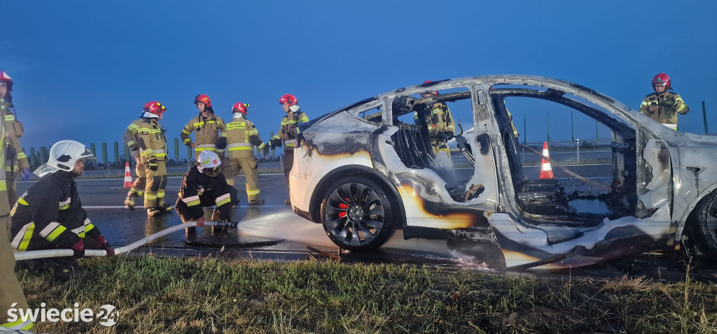 Tesla spłonęła na autostradzie A1