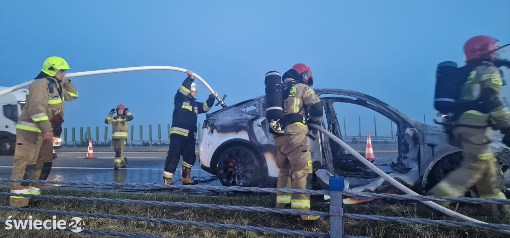 Tesla spłonęła na autostradzie A1