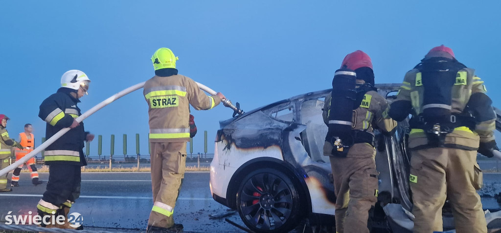 Tesla spłonęła na autostradzie A1