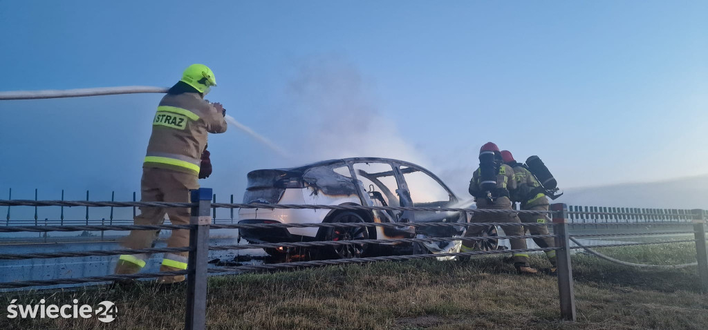 Tesla spłonęła na autostradzie A1