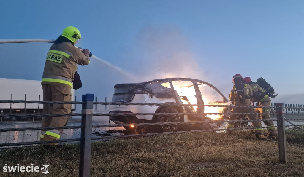 Tesla spłonęła na autostradzie A1