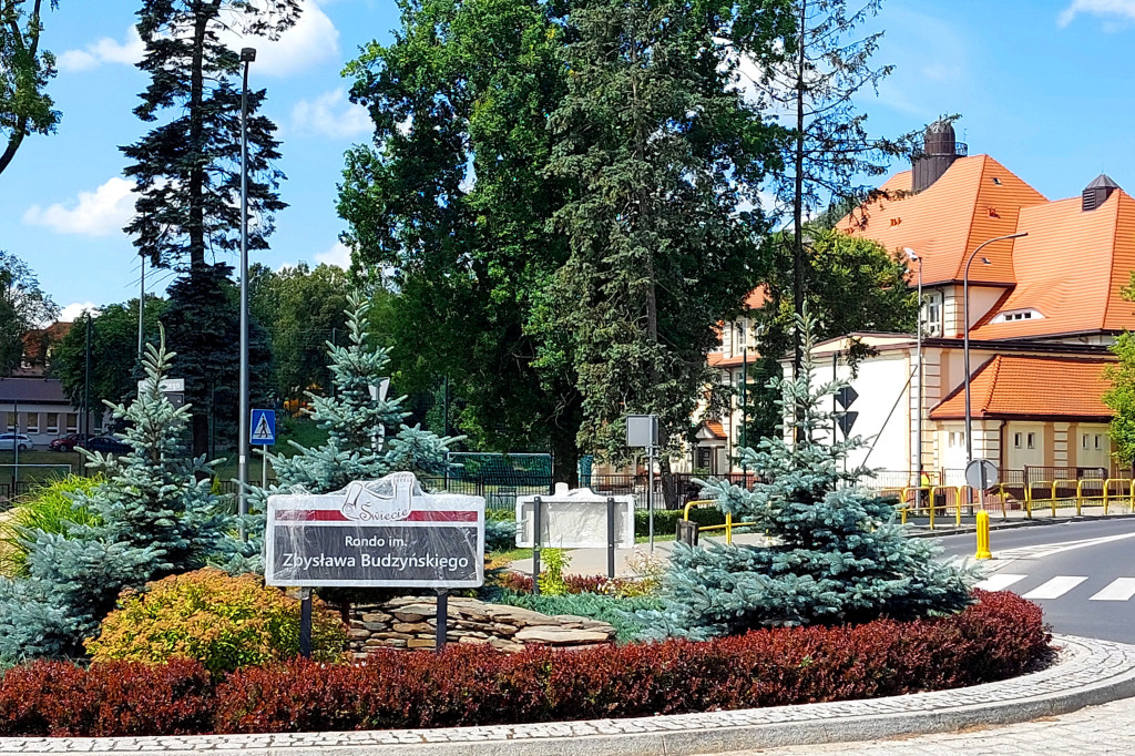 Na rondzie im. Budzyńskiego stanęły tablice