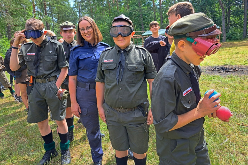 Policjanci odwiedzili harcerskie obozowiska