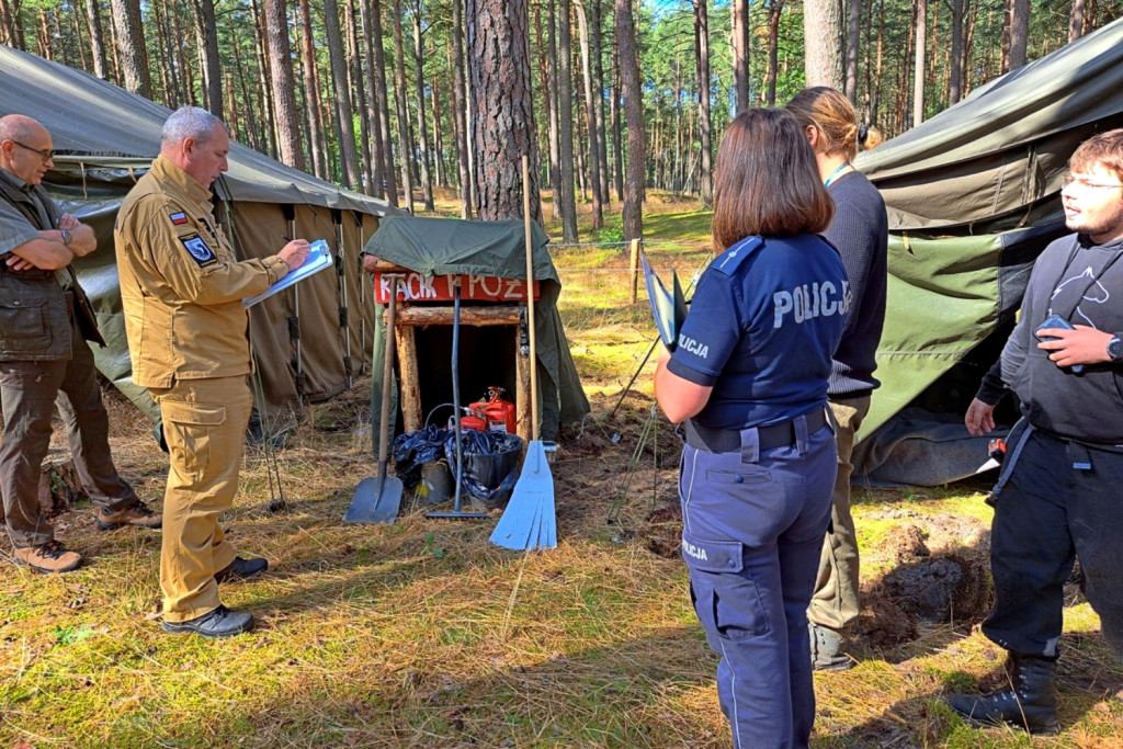 Policjanci odwiedzili harcerskie obozowiska