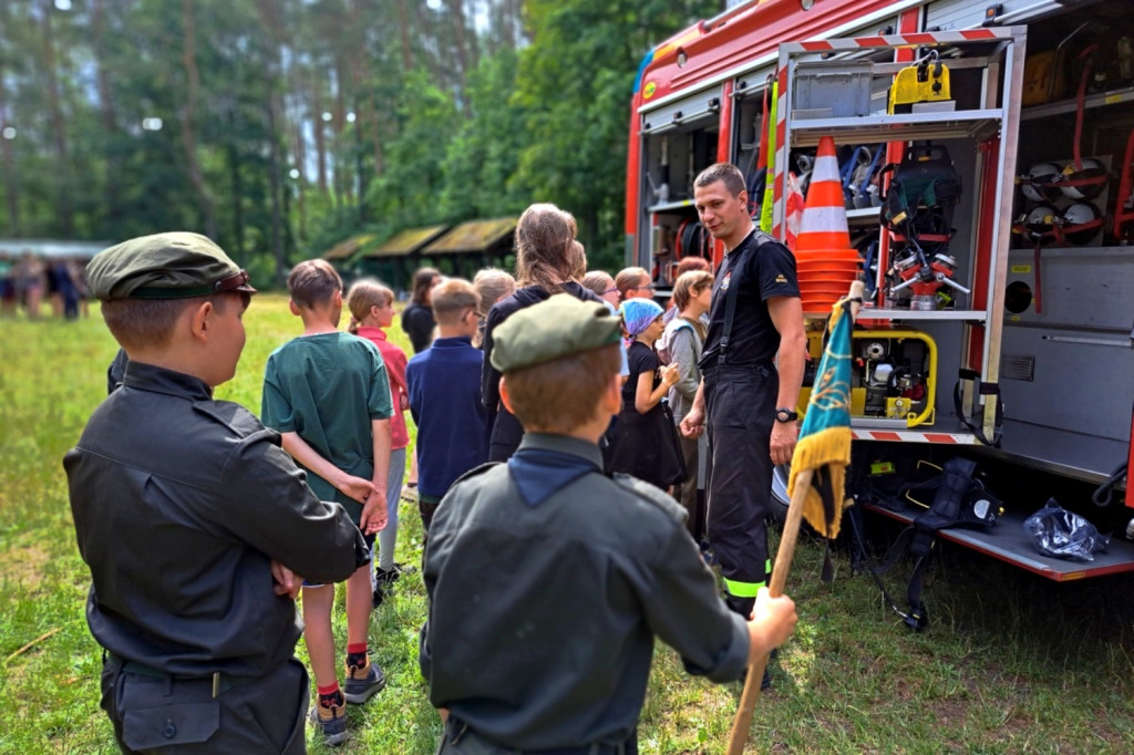 Policjanci odwiedzili harcerskie obozowiska