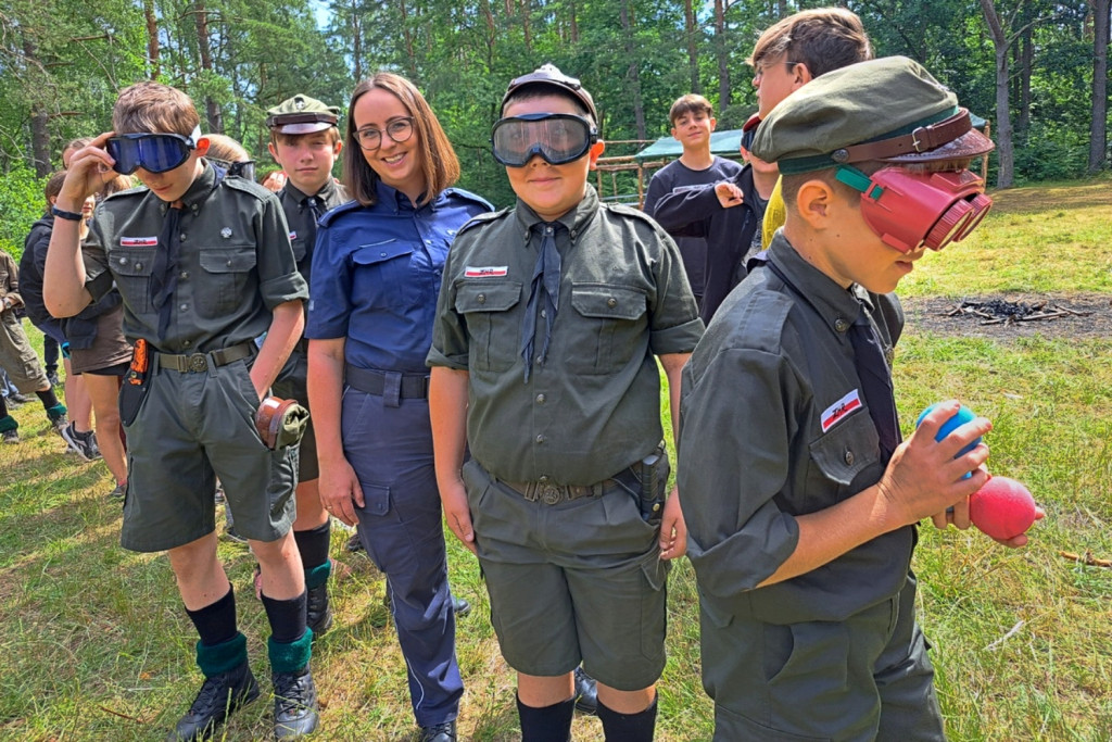 Policjanci odwiedzili harcerskie obozowiska