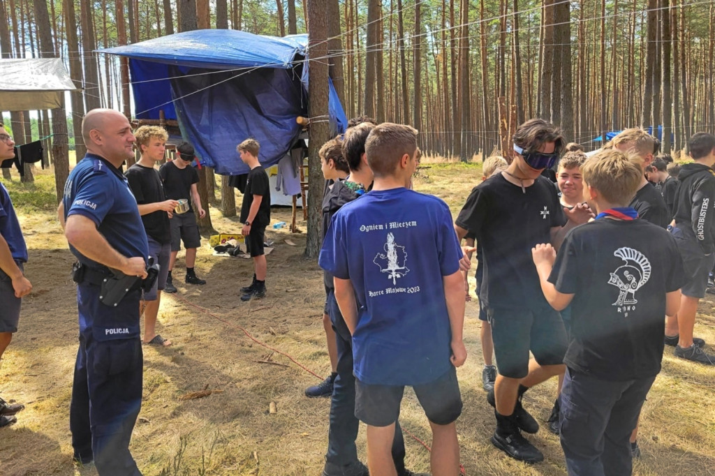 Policjanci odwiedzili harcerskie obozowiska