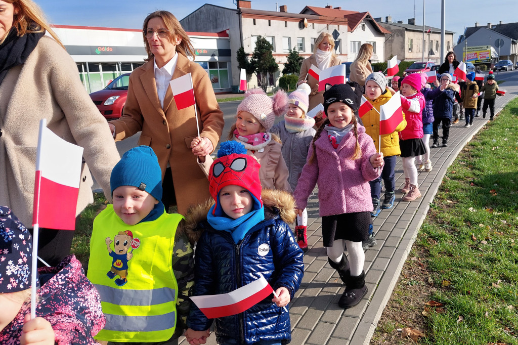 Patriotyczny przemarsz przedszkolaków