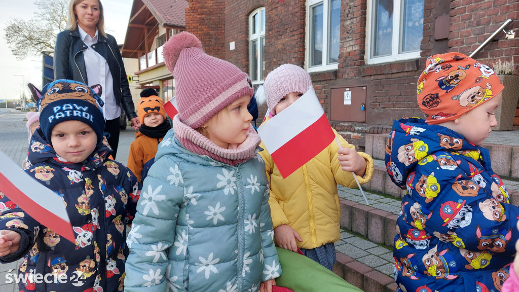Patriotyczny przemarsz przedszkolaków
