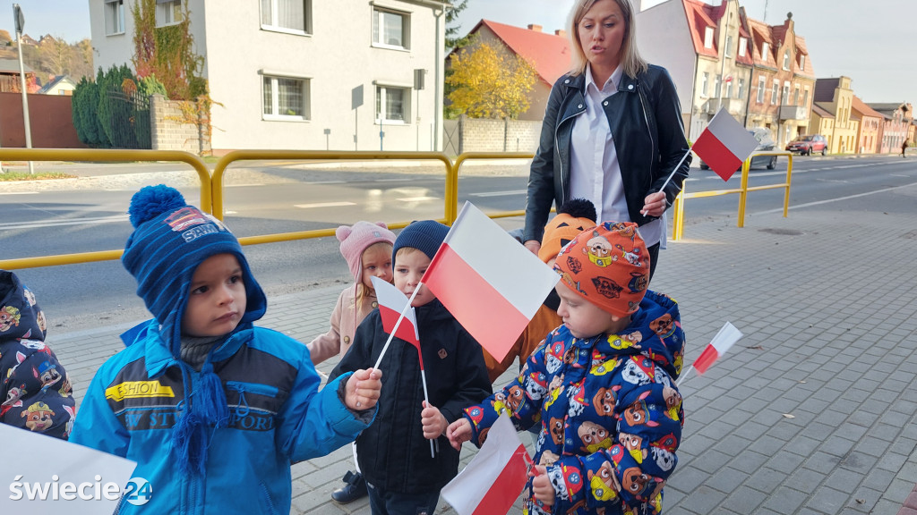 Patriotyczny przemarsz przedszkolaków