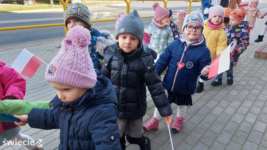 Patriotyczny przemarsz przedszkolaków