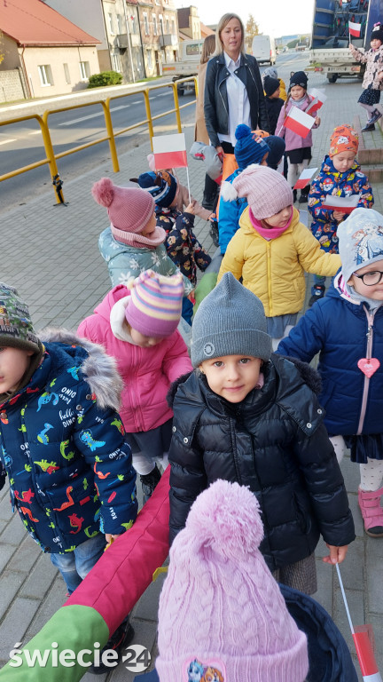 Patriotyczny przemarsz przedszkolaków
