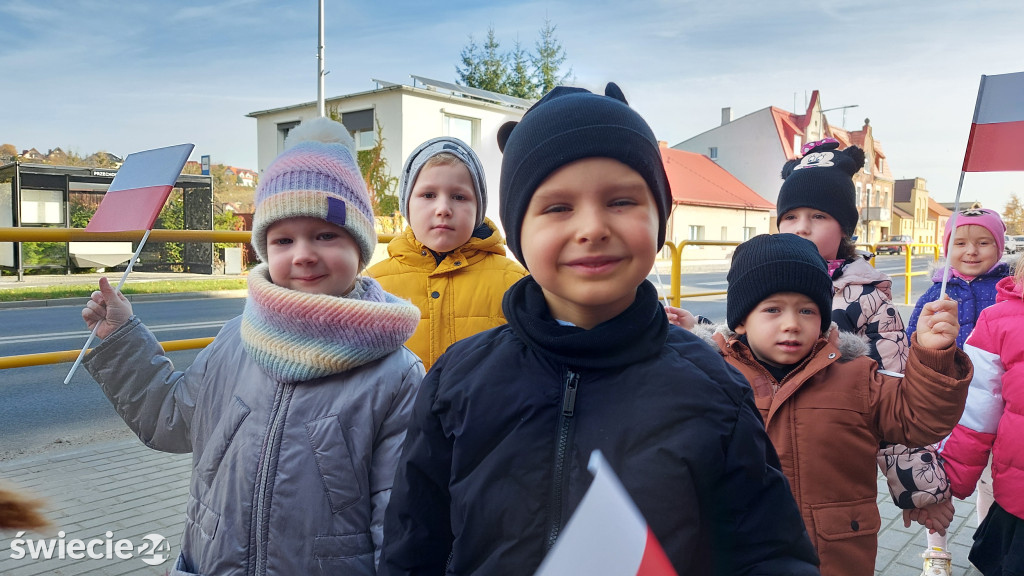 Patriotyczny przemarsz przedszkolaków