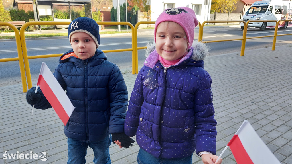 Patriotyczny przemarsz przedszkolaków
