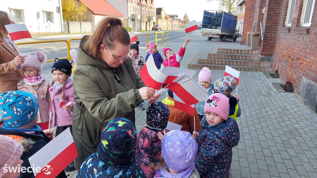 Patriotyczny przemarsz przedszkolaków