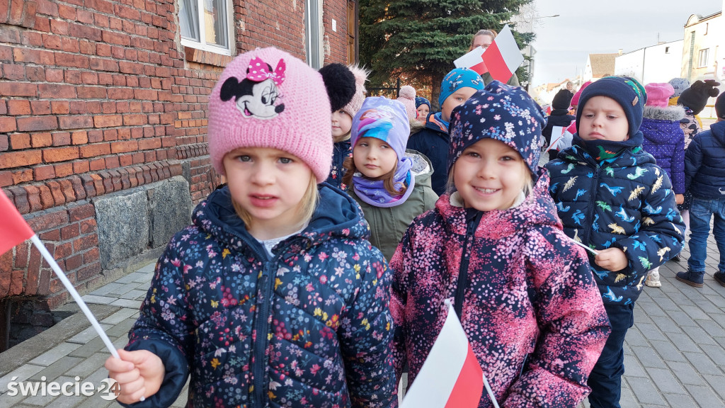 Patriotyczny przemarsz przedszkolaków