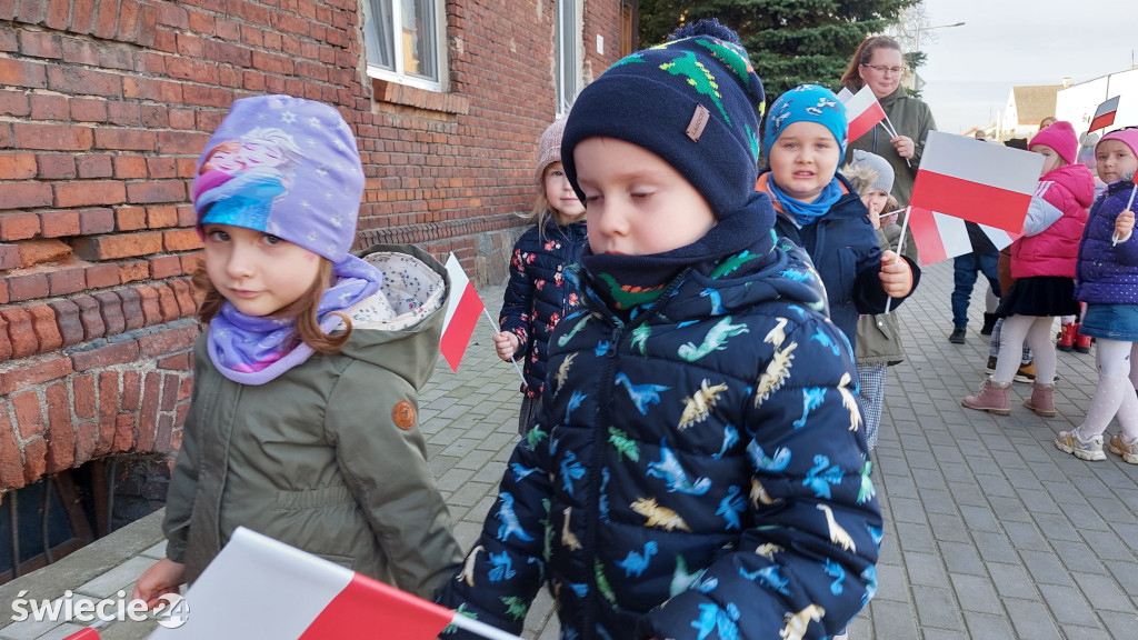 Patriotyczny przemarsz przedszkolaków