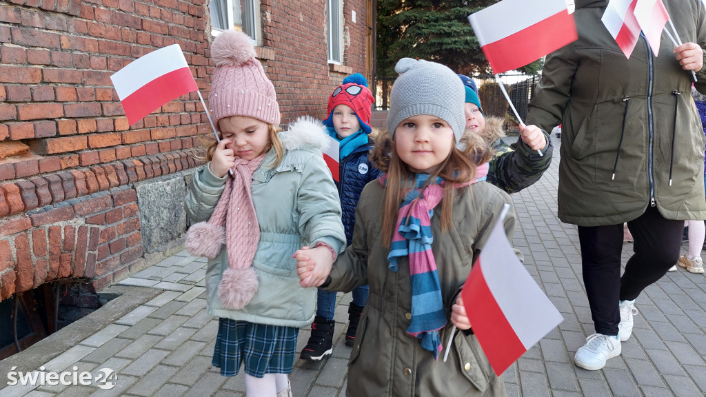 Patriotyczny przemarsz przedszkolaków