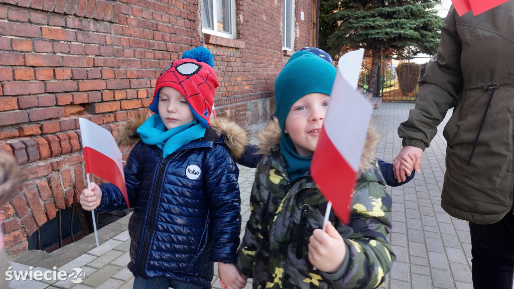 Patriotyczny przemarsz przedszkolaków