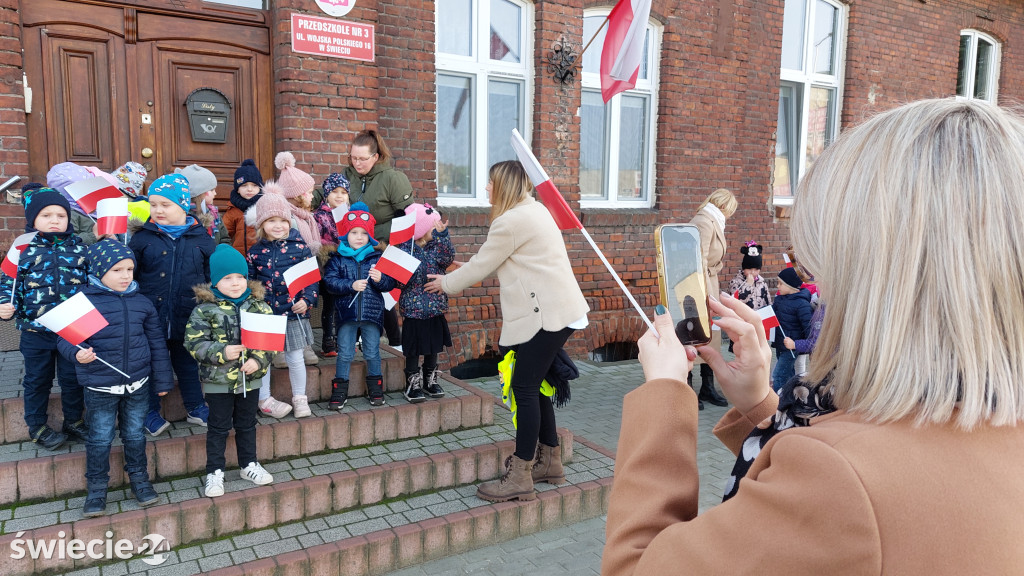 Patriotyczny przemarsz przedszkolaków