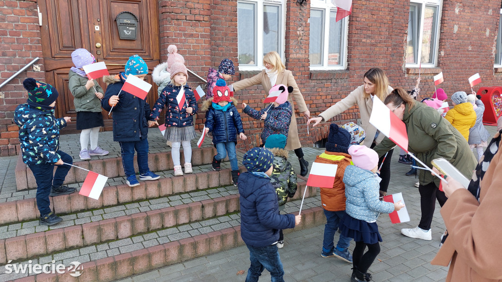 Patriotyczny przemarsz przedszkolaków