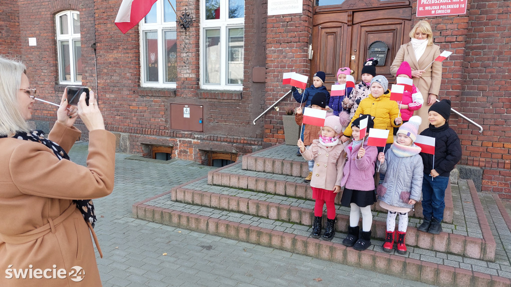 Patriotyczny przemarsz przedszkolaków