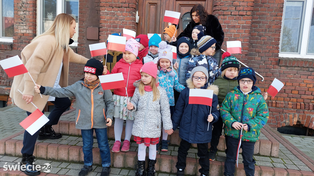 Patriotyczny przemarsz przedszkolaków