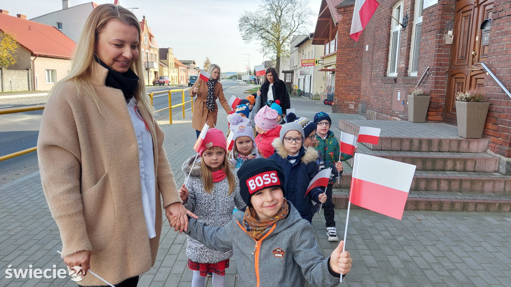 Patriotyczny przemarsz przedszkolaków