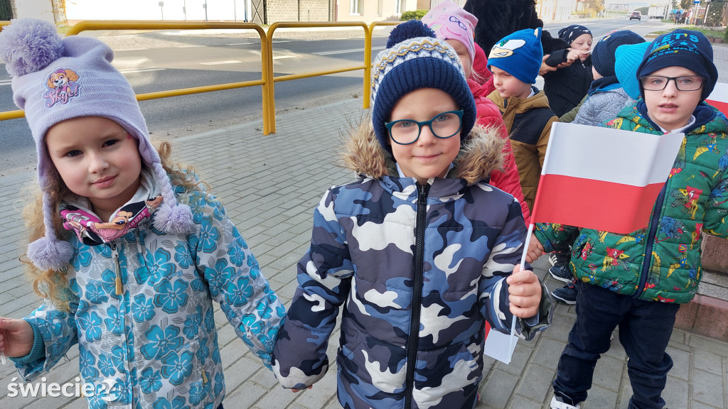 Patriotyczny przemarsz przedszkolaków