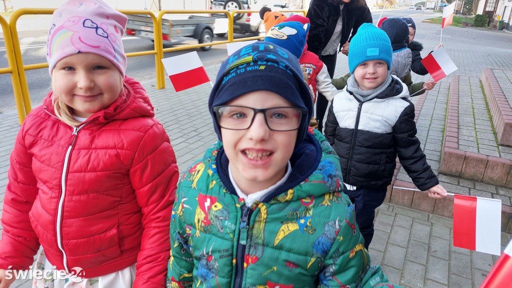 Patriotyczny przemarsz przedszkolaków