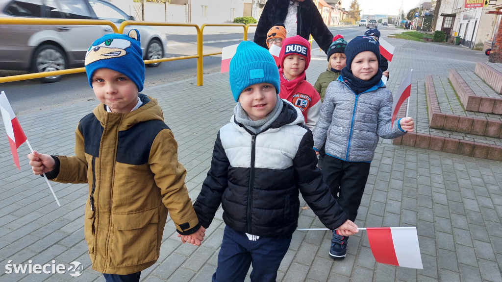 Patriotyczny przemarsz przedszkolaków