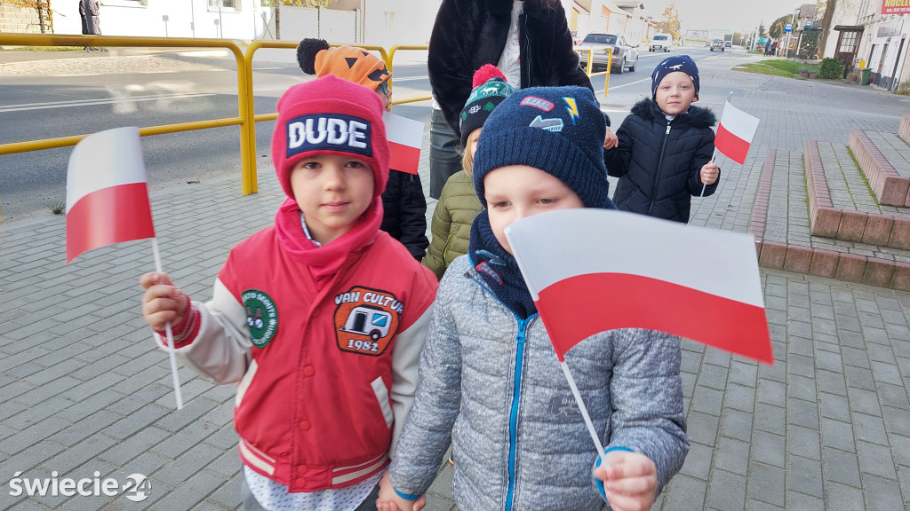 Patriotyczny przemarsz przedszkolaków
