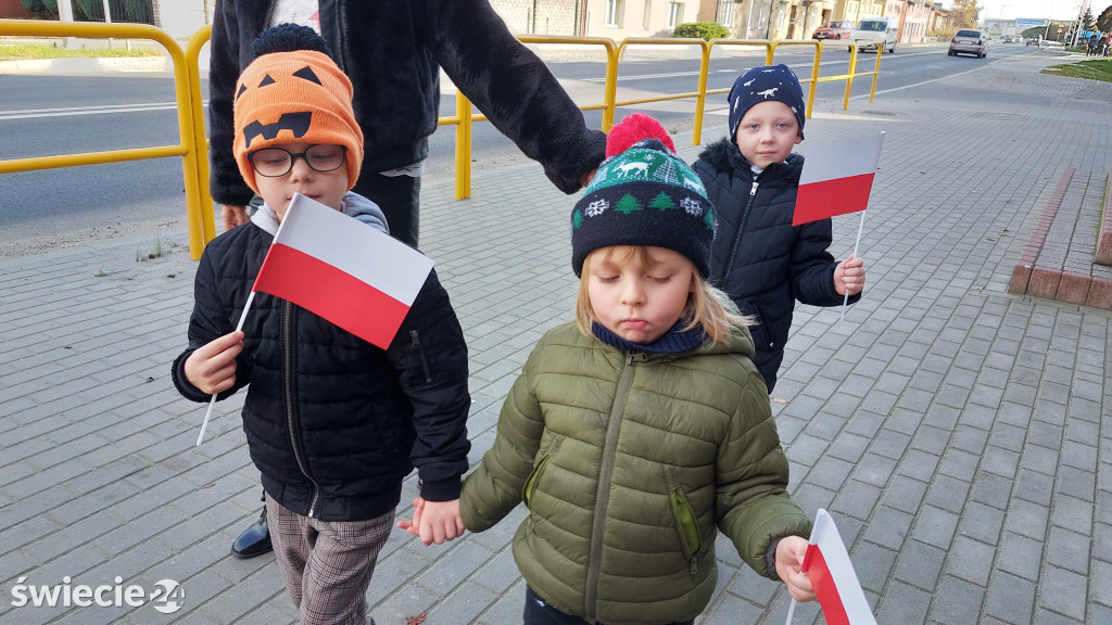Patriotyczny przemarsz przedszkolaków